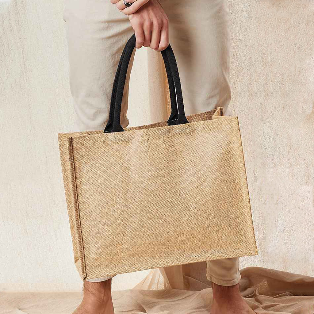 Man Holding Natural/Black Classic Jute Shopper – Coloured Handles