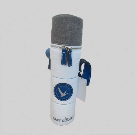 white bottle bag padded with blue PU leather badge